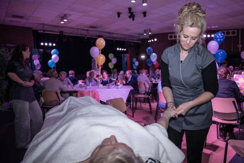 handmassage tijdens waarderingbijeenkomst