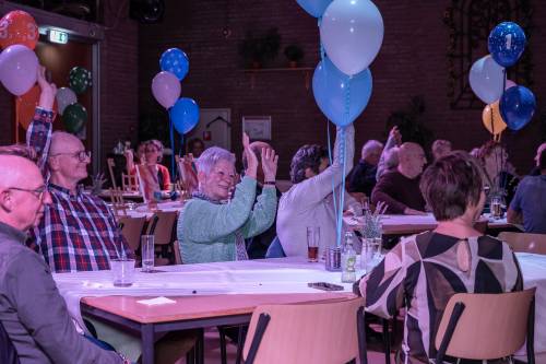 Genietende mensen tijdens de waarderingbijeenkomst