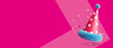 Een roze met blauw feesthoedje tegen een roze achtergrond