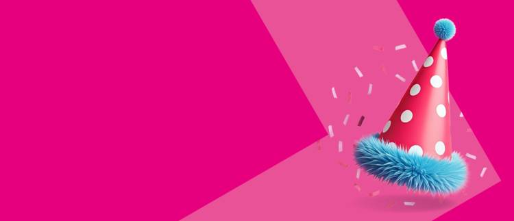 Een roze met blauw feesthoedje tegen een roze achtergrond