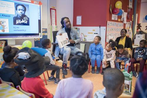 Foto van de Voorleesdagen 2019 - Akwasi leest voor op de Crescendo school in Amsterdam-Zuidoost.