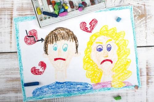 Kindertekening van twee verdrietige ouders
