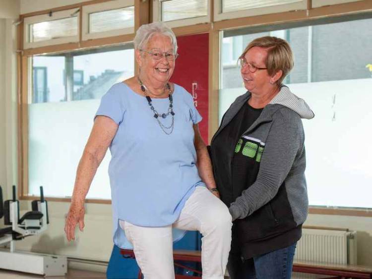 Annie gaat lekker bewegen in haar woonkamer