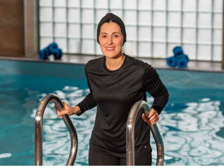 Baraa gaat lekker bewegen door te zwemmen