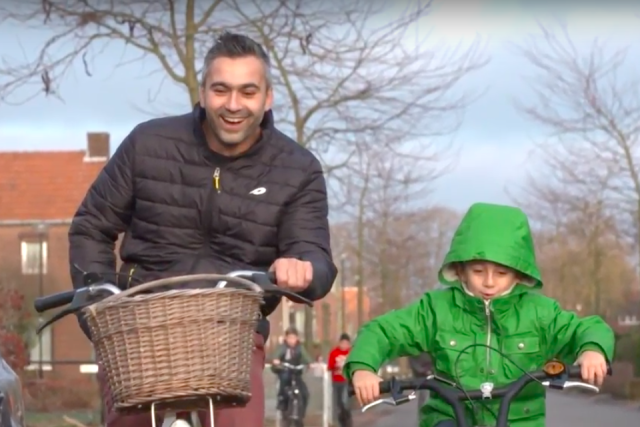 Foto van Bassam op de fiets Foto van Bassam op de fiets