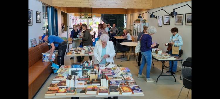 Overzichtsfoto van de boeken- en puzzelruilbeurs in 2025.