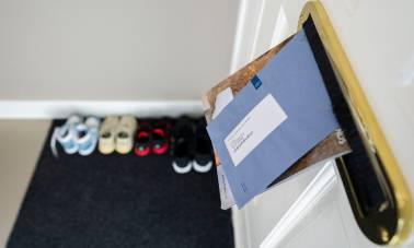 foto van brief Belastingdienst die door de brievenbus valt