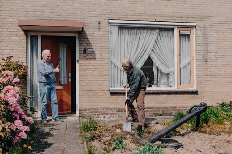 Jos helpt met een voortuin