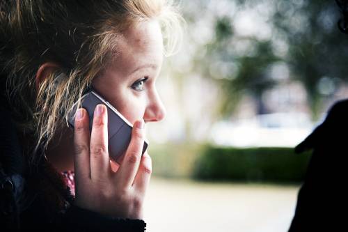 Jongere met telefoon