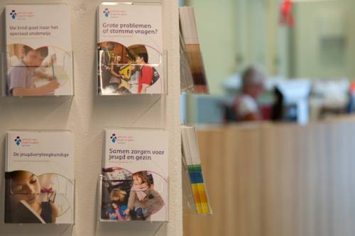 Rek met folders van het Centrum voor Jeugd en Gezin