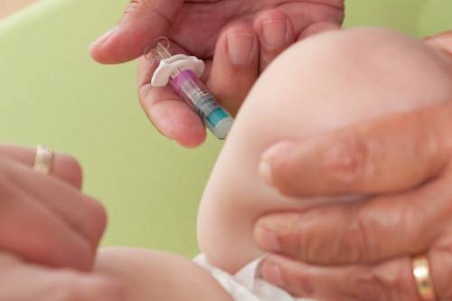 Een baby krijgt een prik