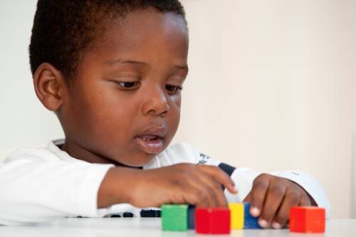 jongetje speelt met blokken