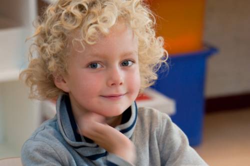 Foto van kind met blonde krullen