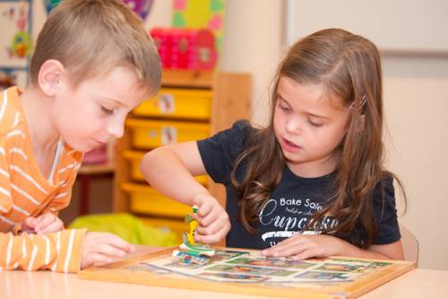 Twee knutselende kinderen