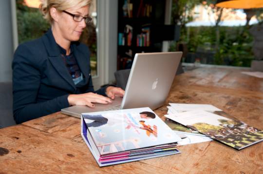 Vrouw achter een laptop