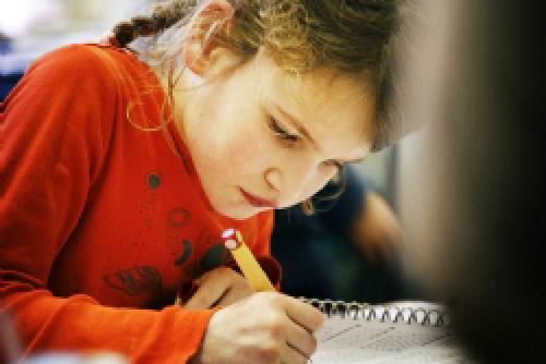 Meisje aan het werk op basisschool.
