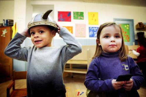 Foto: Twee peuters op school