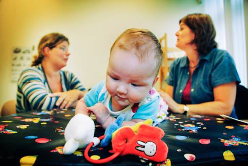 moeder met baby op consultatiebureau