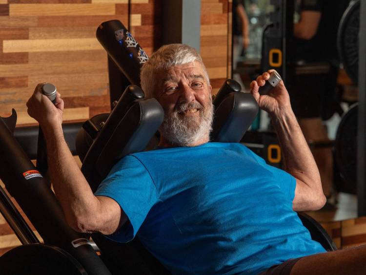 Cor gaat lekker bewegen in de sportschool