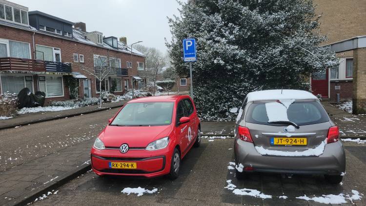 Geparkeerde rode deelauto in Uithoorn
