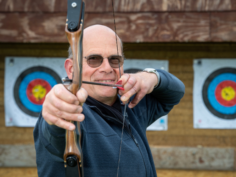 Eddy gaat lekker bewegen met handboogschieten