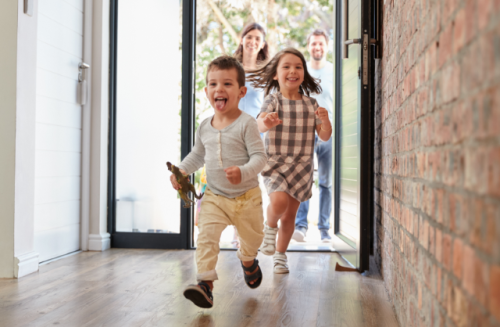 Kinderen rennen het huis in