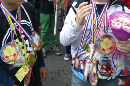 Jongetjes tijdens avondvierdaagse met snoepkettingen