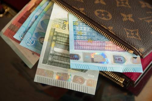 Eurobriefjes steken uit een portemonnee