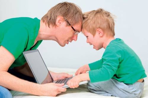 vader met kind en laptop