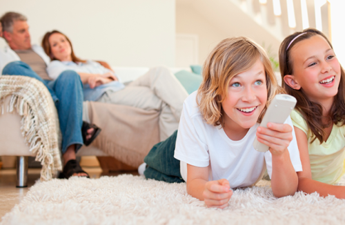 Ouders moe op de bank met kinderen