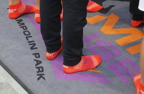 voeten en benen op een trampolinemat