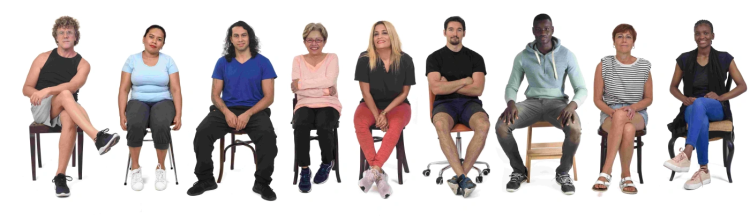 Een gevarieerde rij mensen die allemaal op een stoel zitten.