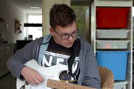 Foto van Guido met een gitaar