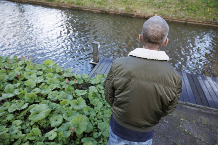 Henk bij een vijver.