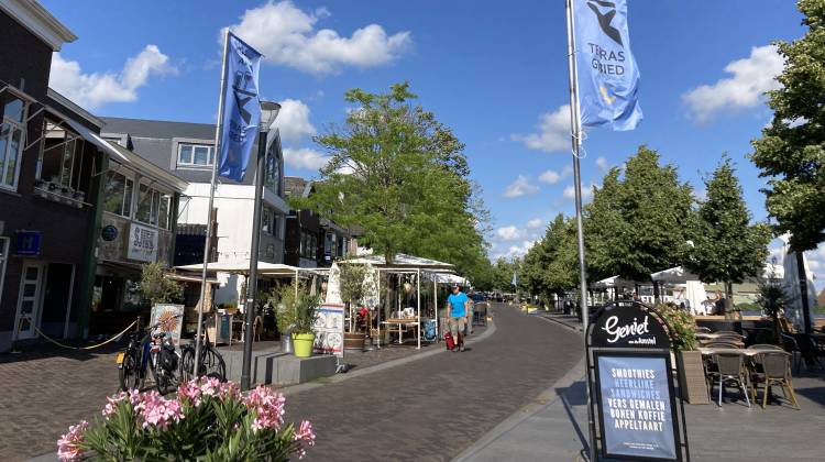 Zicht op het terrasgebied van Uithoorn op een zomerse dag.