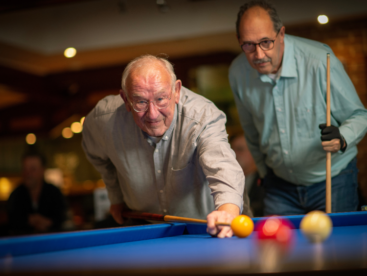 Huib beweegt door te biljarten