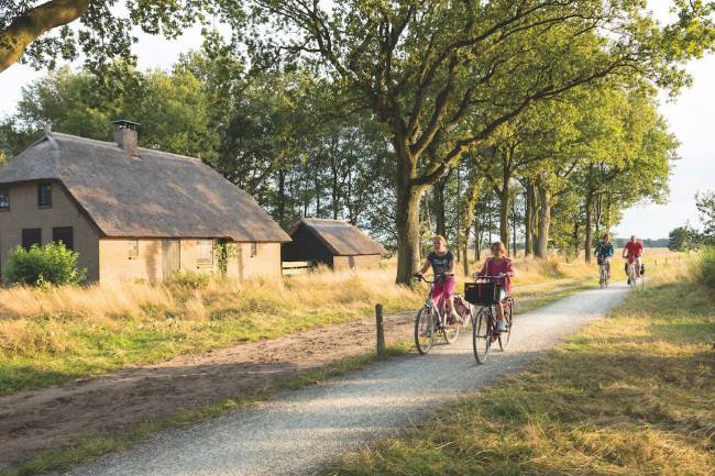 Huisje_de_Benderse_fietsen_Andries_de_la_Lande_Cremerkleiner.jpg Huisje_de_Benderse_fietsen_Andries_de_la_Lande_Cremerkleiner.jpg