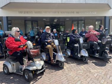 foto van scootmobieldeelnemers voor het gemeentehuis in Nuth
