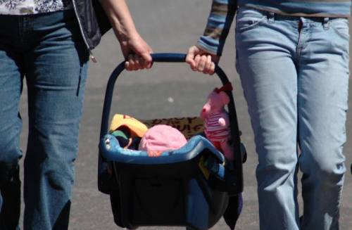 kind in maxi-cosi met ouders