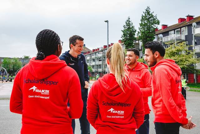 4 jongeren in overleg met een coach 4 jongeren in overleg met een coach