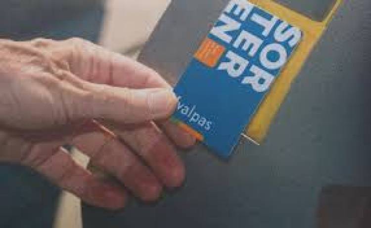 Hand met afvalpas bij ondergrondse container