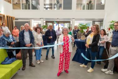 Feestelijke opening met doorgeknipt lint in gemeentehuis