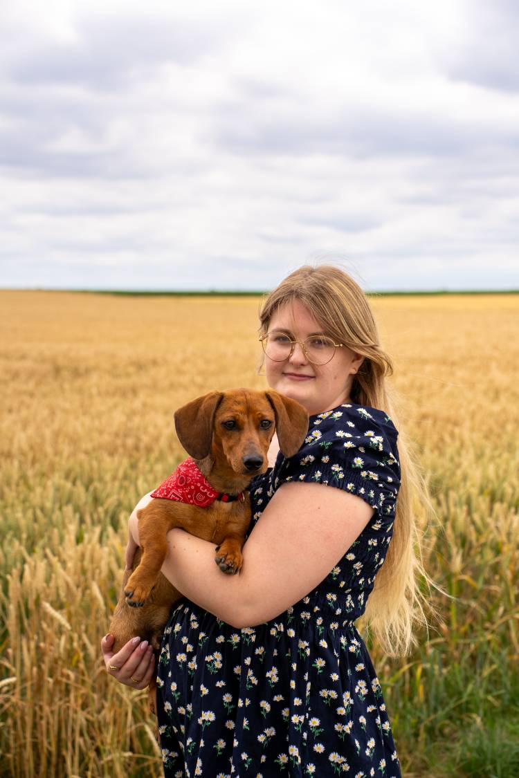 Portretfoto van Lynn Weegels met haar hondje