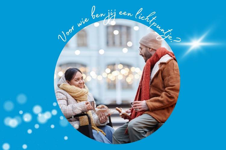 Een jonge vrouw in een rolstoel en een jonge man, beiden in dikke winterkleding, eten samen buiten een broodje.