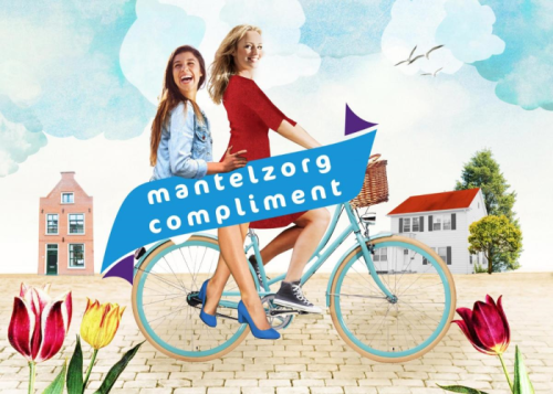 Twee vrouwen op een fiets met een banner