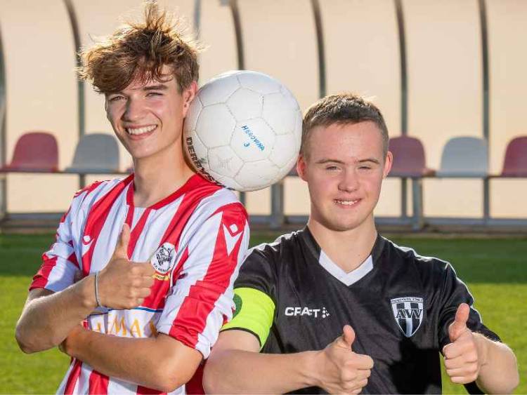 Nils en Luuk gaan lekker bewegen met G-voetbal