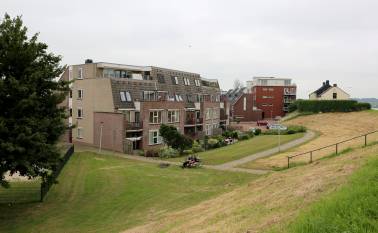 Ochten, woningen langs de dijk