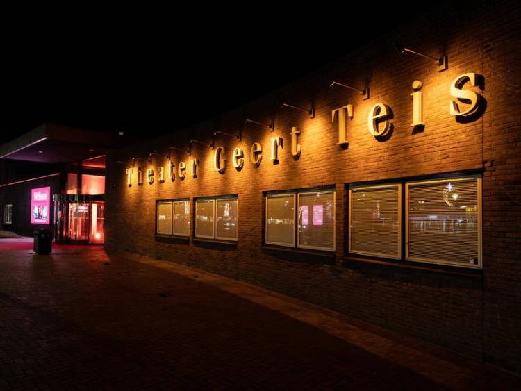 Oranje verlicht gebouw Theater Geert Teis