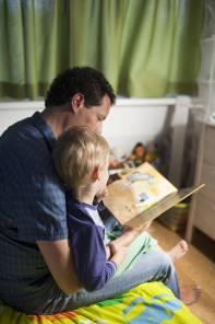 Ouder leest kind een boek voor Ouder leest kind een boek voor
