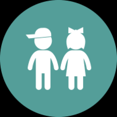 Twee witte poppetjes van een jongetje en een meisje tegen een groene achtergrond vormen het logo van de Ouder- en Kindadviseurs